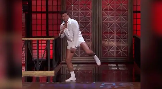 Bailó en calzoncillos 