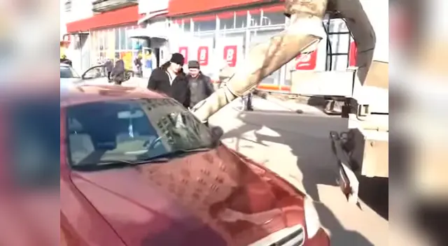 El hombre contrató una máquina de construcción para realizar la venganza