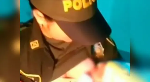 Oficial Luisa Urrea da de lactar al bebé encontrado en la maleza Oficial Luisa Urrea da de lactar al bebé encontrado en la maleza