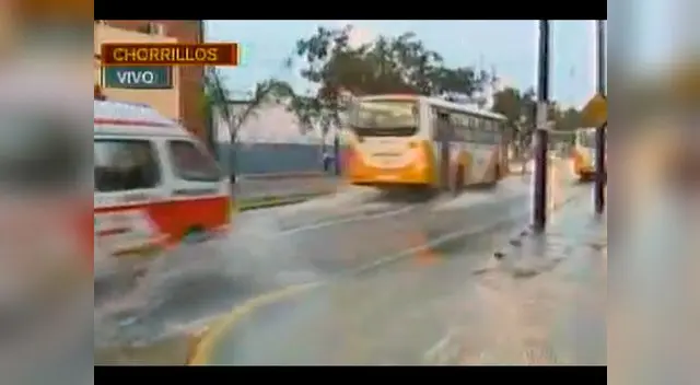 Calles de Chorrillos amanecieron inundadas por rotura de tuberías Calles de Chorrillos amanecieron inundadas por rotura de tuberías