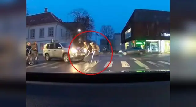 Hombre intenta ayudar a una anciana pero todo le sale mal Hombre intenta ayudar a una anciana pero todo le sale mal