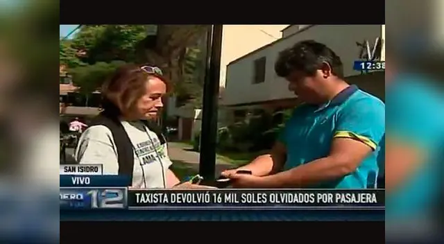 Taxista dio gran ejemplo al devolver 16 mil soles que pasajera dejó olvidado