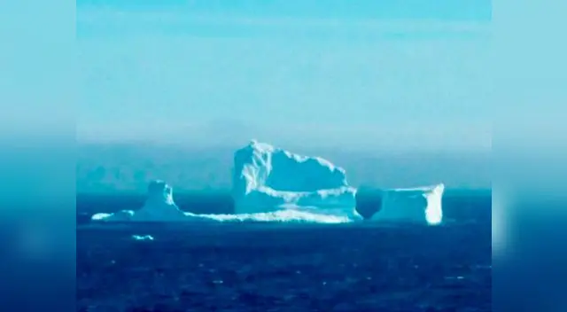 Gigantesco iceberg aparece junto a este pueblito Gigantesco iceberg aparece junto a este pueblito