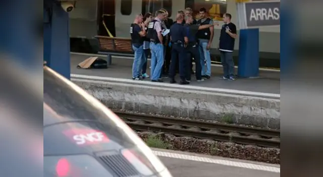 policías se llevan detenido al individuo en la estación de parís