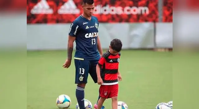 el lateral peruano que, junto con guerrero, la está rompiendo en el flamengo