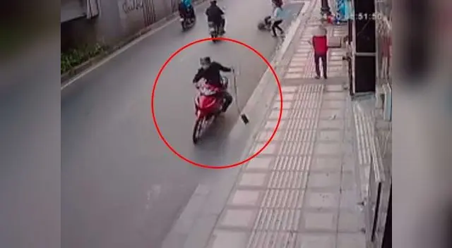 Ladrón roba una cartera, pero el karma lo castiga y es atropellado