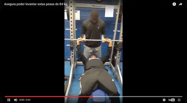 Joven pasó vergüenza mientras cargaba pesas Joven pasó vergüenza mientras cargaba pesas