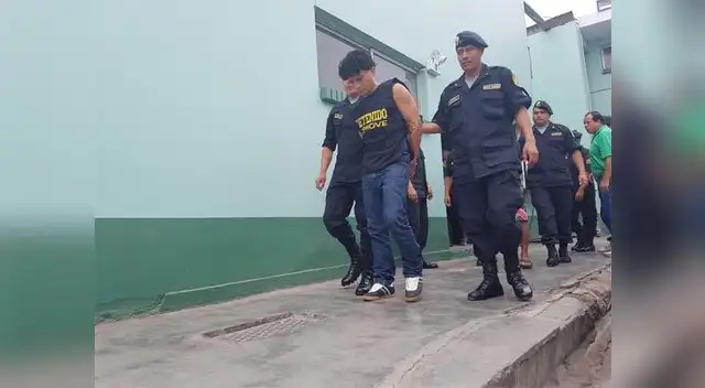 Jair Souza flanqueado por la policía