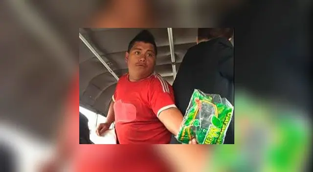 El sujeto vende caramelos en los micros y actúa con impunidad acosando a las mujeres El sujeto vende caramelos en los micros y actúa con impunidad acosando a las mujeres