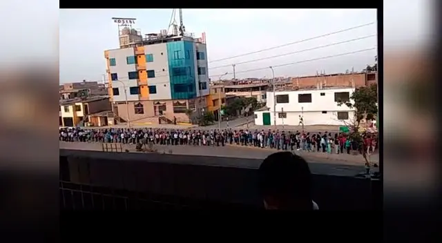 Usuarios del Metro de Lima reportan largas colas en estación de Villa el Salvador Usuarios del Metro de Lima reportan largas colas en estación de Villa el Salvador