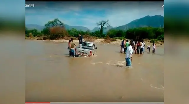 Vehículo de comitiva oficial fue arrastrado por río Vehículo de comitiva oficial fue arrastrado por río
