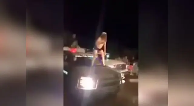 Mujer sorprende al bailar encima de una patrulla Mujer sorprende al bailar encima de una patrulla