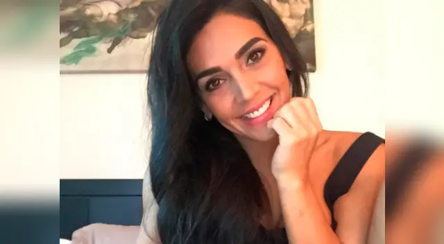 La modelo muestra su fígura y lo bien trabajada que la tiene.