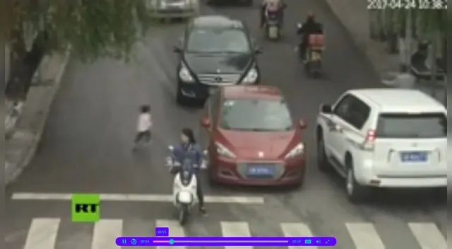 Niña fue atropellada por dos vehículos en China