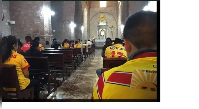 La hinchada de Morelia reza para evitar el descenso