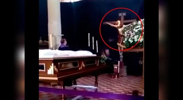 Imagen de Cristo mueve la cabeza en plena misa