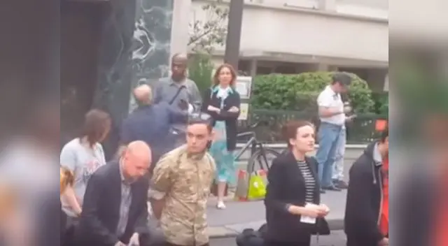 El preciso instante el que joven le lanza el golpe directo al transeúnte El preciso instante el que joven le lanza el golpe directo al transeúnte