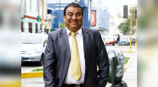 Se pone serio contra colega Karen Dejo 