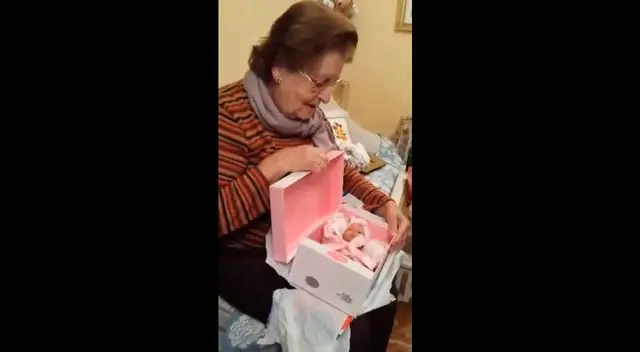 Abuela en el instante en que ve a la muñeca y queda muy sorprendida Abuela en el instante en que ve a la muñeca y queda muy sorprendida