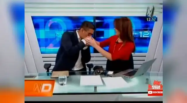Preciso momento en que Erick Osores besa la mano de Melisa Peschiera