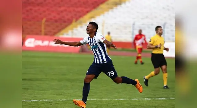 Erickson Ramírez corre emocionado para celebrar su gol que fue de la victoria