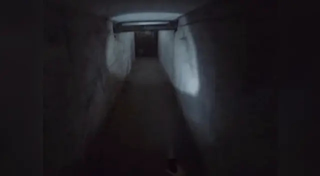 El vlogger ingresó a la fábrica en completa oscuridad El vlogger ingresó a la fábrica en completa oscuridad