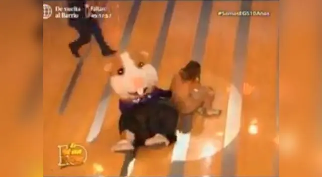 El 'Cuy' cargo a Gisela Valcárcel y ella terminó en el suelo El 'Cuy' cargo a Gisela Valcárcel y ella terminó en el suelo