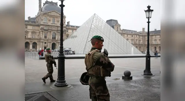 La policía en Francia tuvo que evacuar explanada del Museo de Louvre ante hallazgo de objeto sospechoso La policía en Francia tuvo que evacuar explanada del Museo de Louvre ante hallazgo de objeto sospechoso