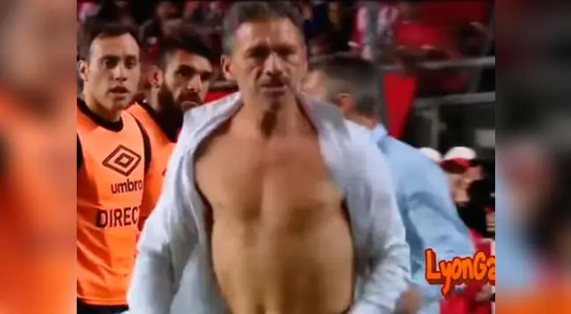 Entrenador argentino rompe su camisa luego de ser expulsado