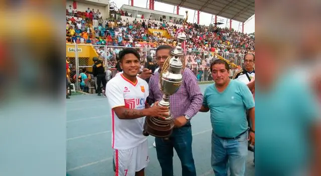 Orgulloso el capitán de Grau. Edson Panta  alza el trofeo de campeón distrital de Piura