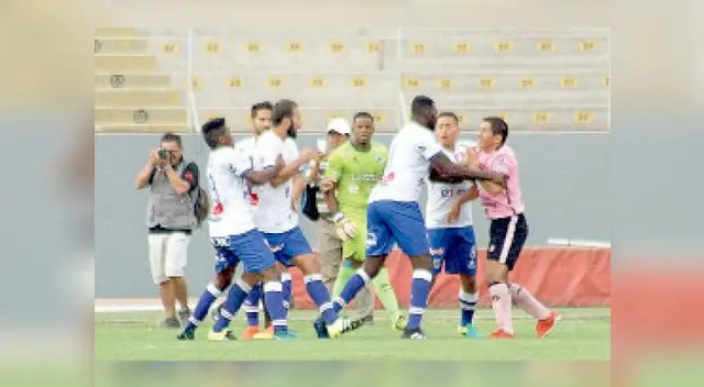 Fano salió a defender a uno de sus compañeros y se enfrentó con Oliveira Fano salió a defender a uno de sus compañeros y se enfrentó con Oliveira