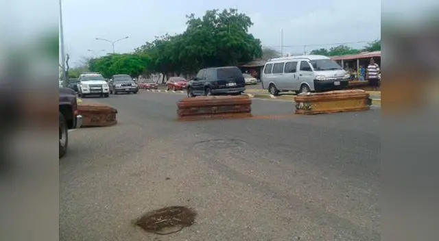 Cierran el paso de las calles con ataúdes de tumbas profanadas