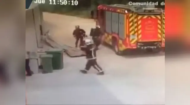 Bomberos son expulsados por una explosión en un voraz incendio Bomberos son expulsados por una explosión en un voraz incendio