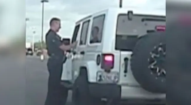 El joven decidió pedirle a su novia que fuera al baile con él de forma única El joven decidió pedirle a su novia que fuera al baile con él de forma única