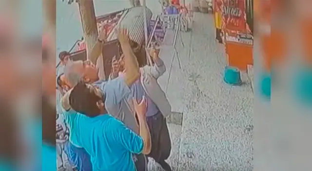 Las personas al ver a la niña colgando, no dudaron en unirse y esperar para salvarla Las personas al ver a la niña colgando, no dudaron en unirse y esperar para salvarla