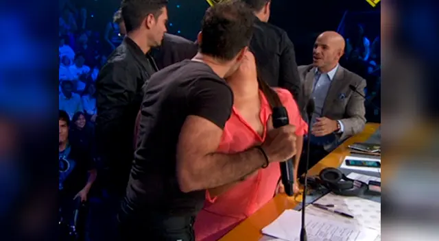 Katia fue sorprendida con el beso en vivo Katia fue sorprendida con el beso en vivo