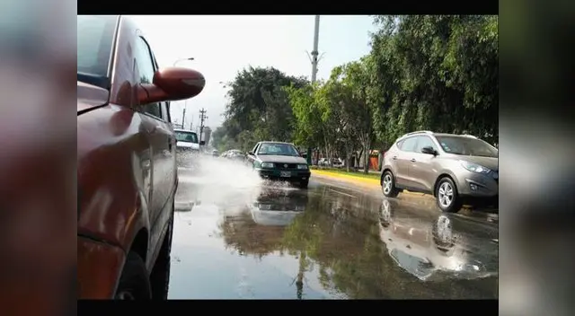 Congestión vehicular genera aniego en av. Pista Nueva en Surco Congestión vehicular genera aniego en av. Pista Nueva en Surco