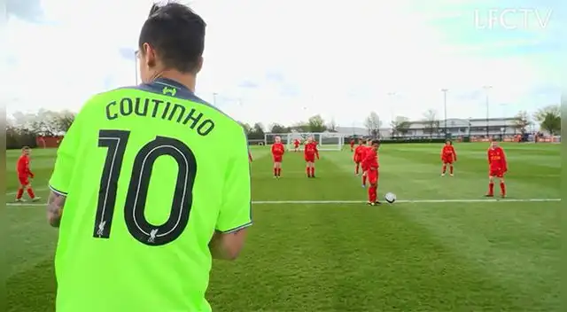 Coutinho posando momentos antes del partido con los 30 niños de la academia del Liverpool