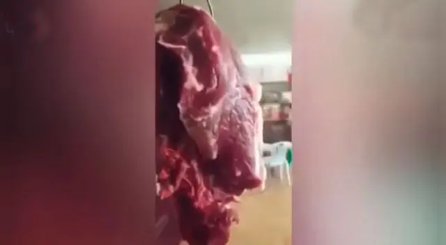 Carne que se mueve sola alerta a compradores y huyen de la carnicería Carne que se mueve sola alerta a compradores y huyen de la carnicería