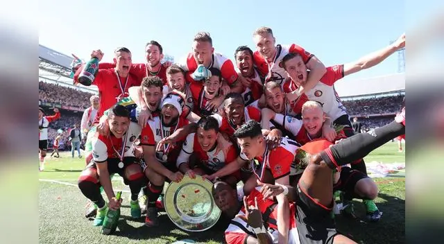 Tapia se coronó campeón con el Feyenoord