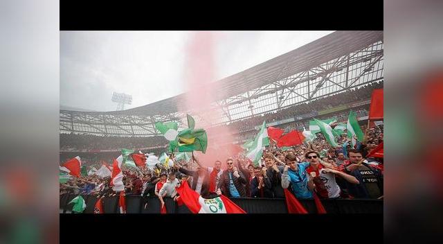 La hincha del Feyenoord mostró la bandera del Perú en las celebraciones