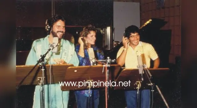 Maradona cantó con el dúo 'Pimpinela' el tema 'Querida amiga' Maradona cantó con el dúo 'Pimpinela' el tema 'Querida amiga'