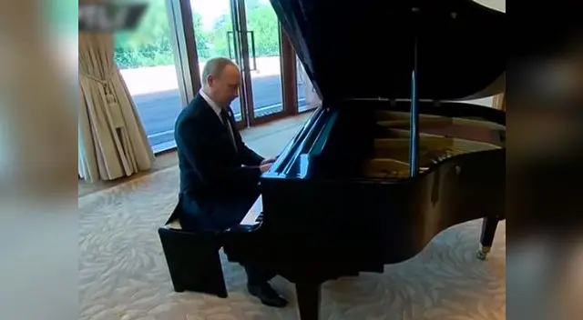 Vladimir Putin sorprende con su habilidad para tocar el piano