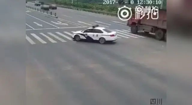 Policía detiene el tráfico para realizar esta increíble acción