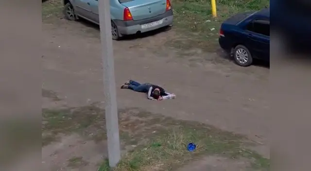 Hombre con rosas en mano no supo que hacer y se durmió en la pista Hombre con rosas en mano no supo que hacer y se durmió en la pista