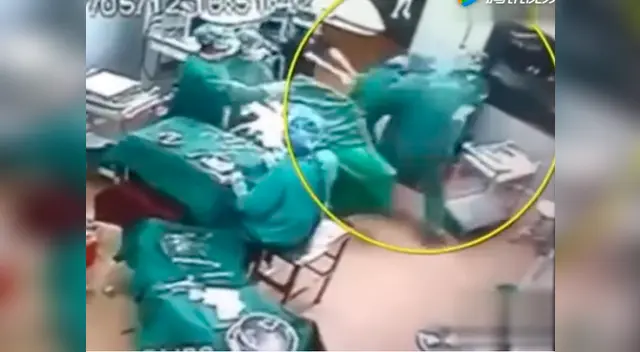 El médico llevó a la enfermera hasta el suelo y la continuó golpeando El médico llevó a la enfermera hasta el suelo y la continuó golpeando