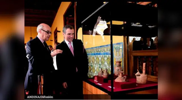 Salvador del Solar inspecciona piezas arqueológicas