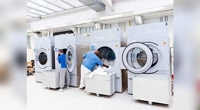 Hombre encierra a su hijo dentro de una lavadora para tomarle una foto Hombre encierra a su hijo dentro de una lavadora para tomarle una foto