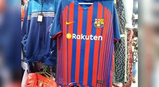 La nueva camiseta de Barcelona se vende en la Av. Grau La nueva camiseta de Barcelona se vende en la Av. Grau