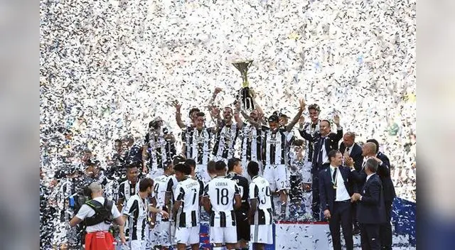 Los jugadores de la Juventus entre lo que destacan celebran su sexto título consecutivo en la liga italiana. FOTO: EFE